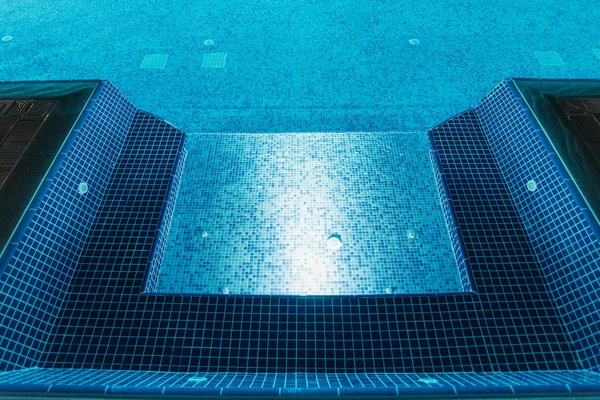 Optimisez votre espace : Les solutions de rangement innovantes sous les escaliers à ne pas manquer !